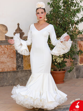 Traje de Flamenca Blanco Marfil Liso con Manga Larga y Volantes [MOD 2669]