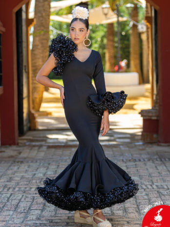 Traje de Flamenca Negro con Hombro Asimétrico y Volantes de Lunares [MOD 2624]